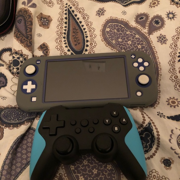 Used 1 week, it goes with original nintendo case and bag+ pro controller+Diablo3